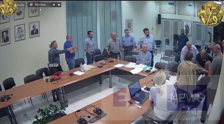 Χίος: Λιποθύμησε Δημοτικός Σύμβουλος, κατά την διάρκεια της συνεδρίασης – Με ΙΧ μεταφέρθηκε στο Νοσοκομείο (βίντεο)