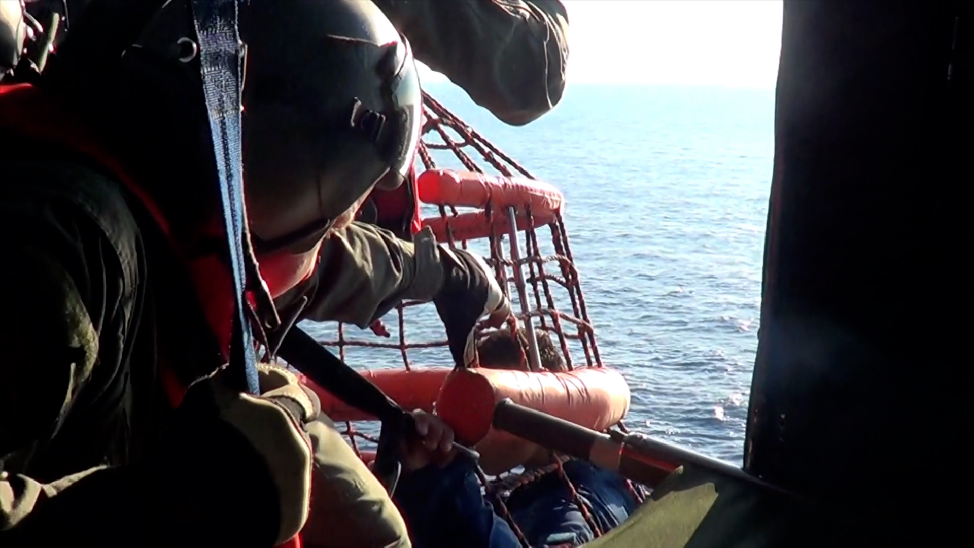 Επιχείρηση διάσωσης μεταναστών ναυαγίου – Βίντεο με πλάνα του Super Puma