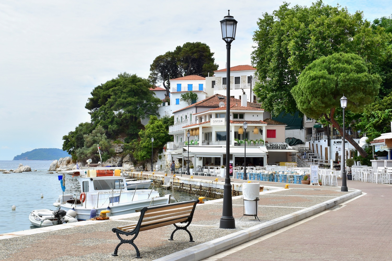 Νέος φωτισμός στο παλιό λιμάνι της Σκιάθου