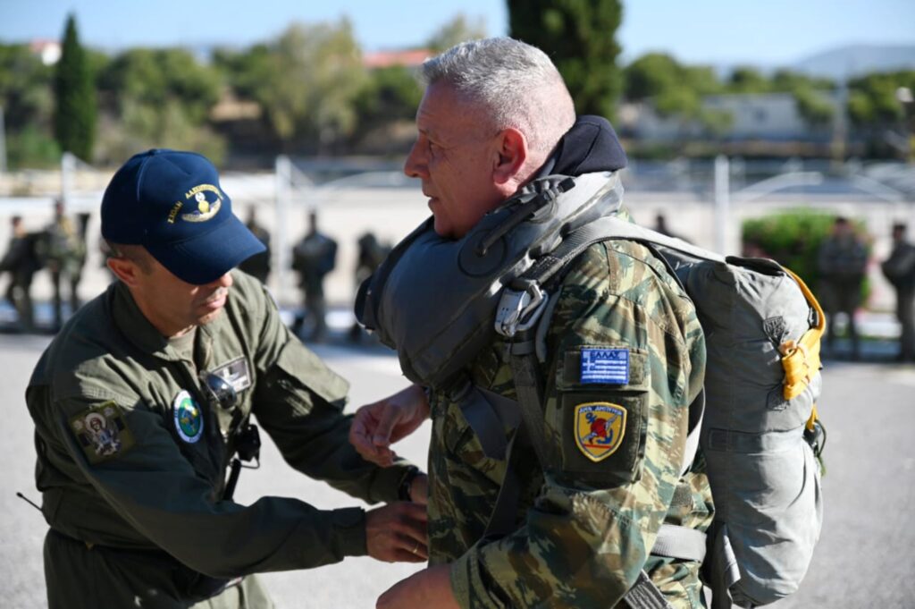 Ο Στρατηγός Κωνσταντίνος Φλώρος έκανε βουτιά με αλεξίπτωτο από Chinook – Εικόνες και βίντεο