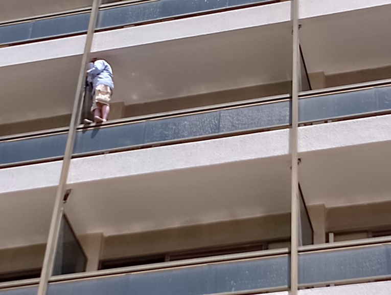 Αίσιο τέλος για γυναίκα που απειλούσε να αυτοκτονήσει στο κέντρο της Λάρισας