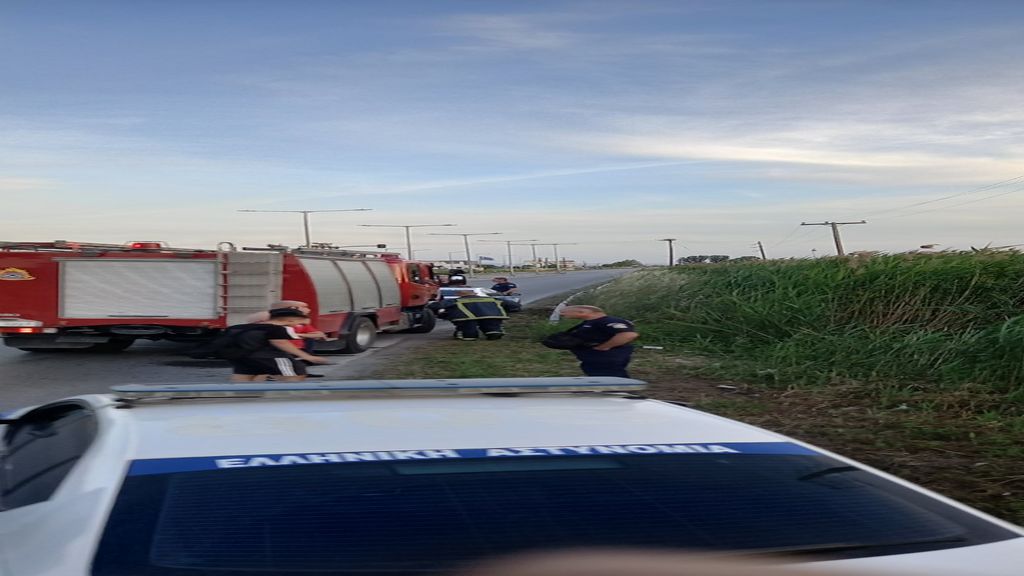 IMG-d92b3bfd1de98df95b186ba19a51fa59-V Σώοι βγήκαν τρεις νεαροί από αυτοκίνητο που έπεσε σε αρδευτικό κανάλι