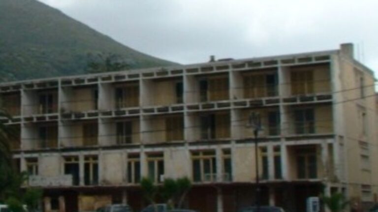 Σάμος: Προκαλεί αντιπαράθεση η καθυστέρηση της ανακατασκευής  του “Ξενία”