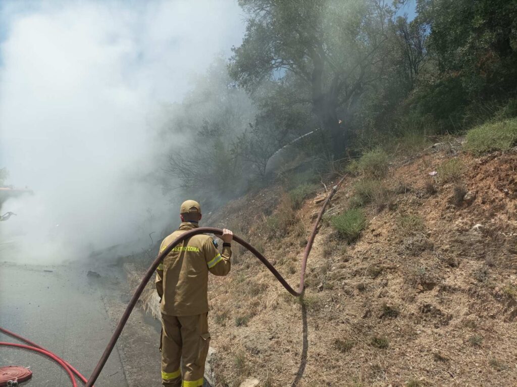 Βγήκε σώος από φλεγόμενο αυτοκίνητο