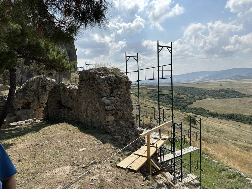Με ικανοποιητικό ρυθμό εξελίσσονται οι εργασίες ανάδειξης της Ακρόπολης της Αρχαίας Φαρσάλου