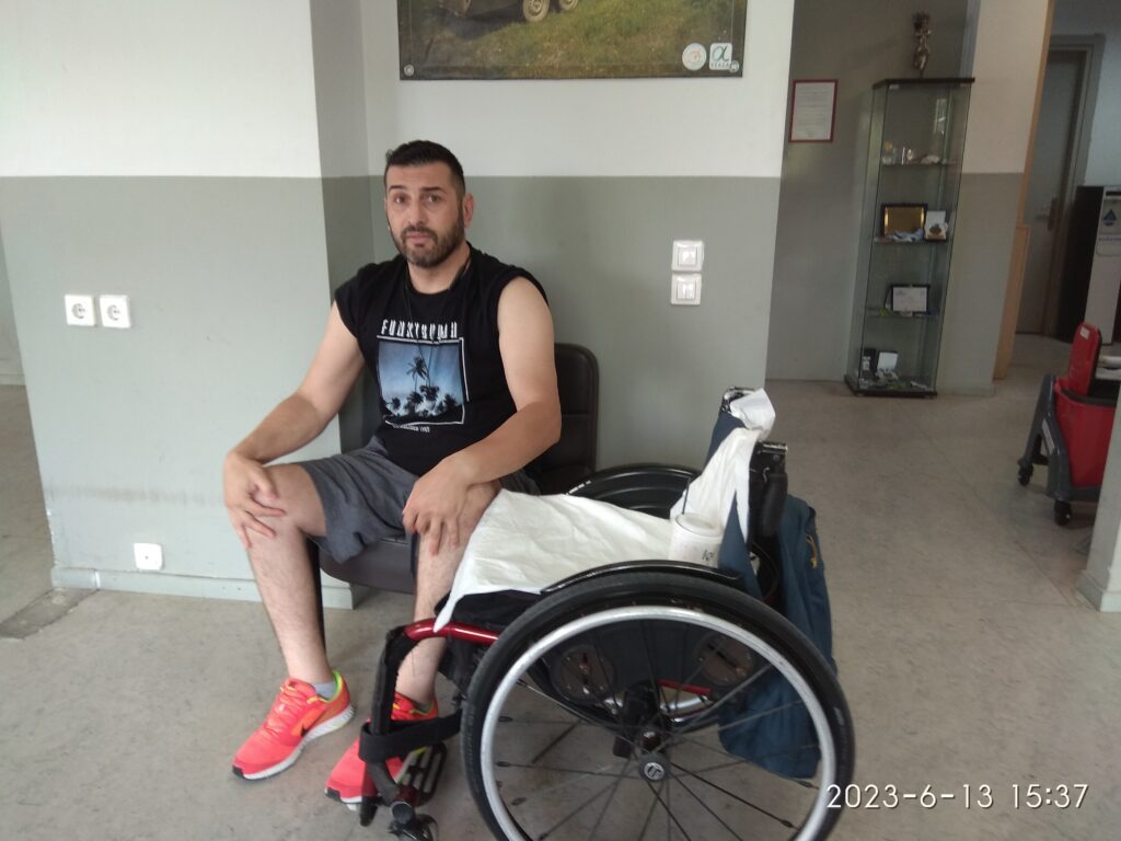 Αναγκαίες  οι δωρεάν  κάρτες μετακίνησης, τα ειδικά βάν (όμοια με αυτό που διαθέτει ο ΠΕΡΠΑΤΩ), αλλά και ειδικά  διαμορφωμένα ΤΑΧΙ.