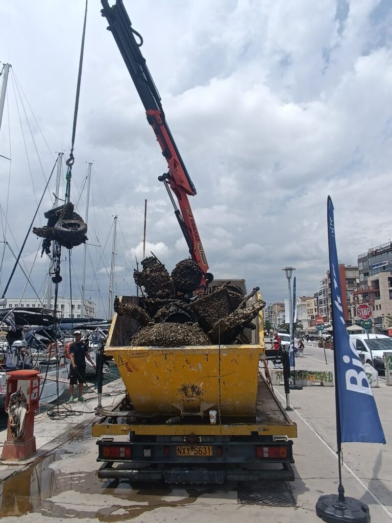 Βόλος: Ανασύρθηκαν από το βυθό καροτσάκια, ποδήλατα, πατίνια και άλλα απόβλητα