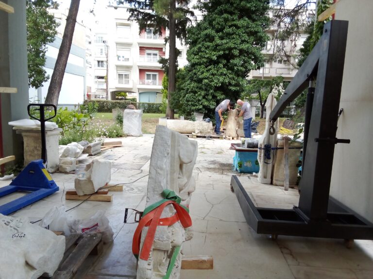 Σαρκοφάγος και μηλιόρια  στο προαύλιο του μουσείου Κομοτηνής