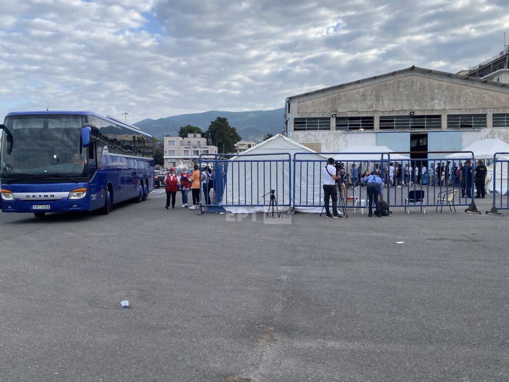 Ναυάγιο: Στη Μαλακάσα μεταφέρονται οι διασωθέντες – Τη Δευτέρα (19/6) απολογούνται οι 9 συλληφθέντες
