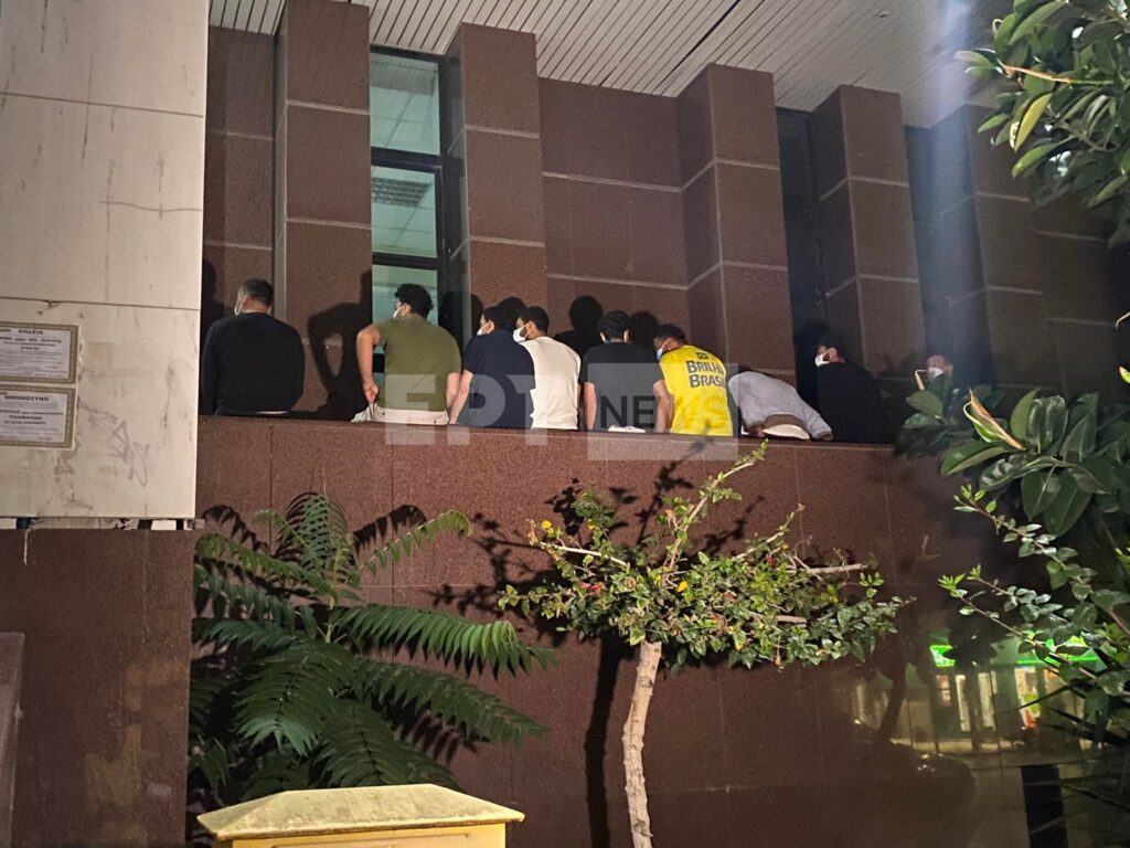 Ναυάγιο: Στη Μαλακάσα μεταφέρονται οι διασωθέντες – Τη Δευτέρα (19/6) απολογούνται οι 9 συλληφθέντες