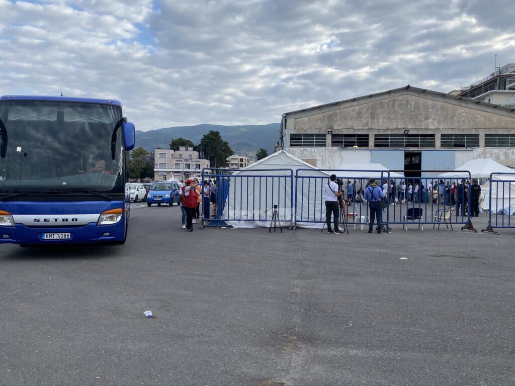 Ναυάγιο: Στη Μαλακάσα μεταφέρονται οι διασωθέντες – Τη Δευτέρα (19/6) απολογούνται οι 9 συλληφθέντες