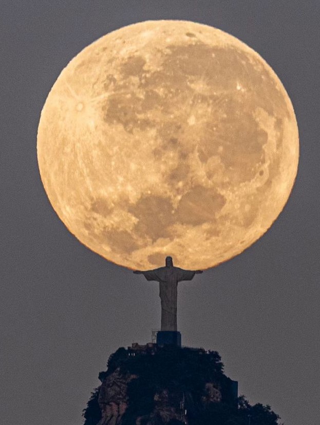 Ο Ιησούς να κρατά το ολόγιομο φεγγάρι είναι το κλικ που περίμενε τρία χρόνια ο φωτογράφος