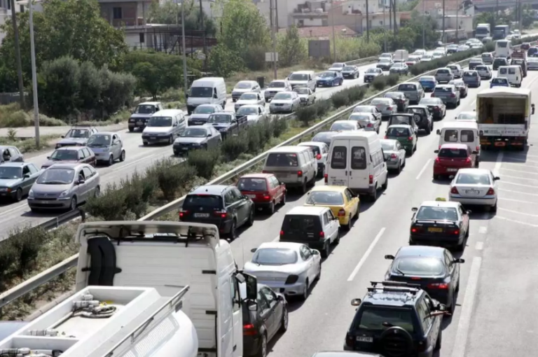 Θεσσαλονίκη: Καραμπόλα οχημάτων στον περιφερειακό-Εμπλέκεται ασθενοφόρο