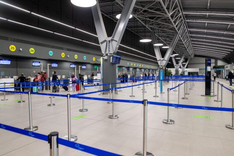Κακουργηματική δίωξη στον αστυνομικό του αεροδρομίου «Μακεδονία» που συνελήφθη για διακίνηση παράτυπων μεταναστών