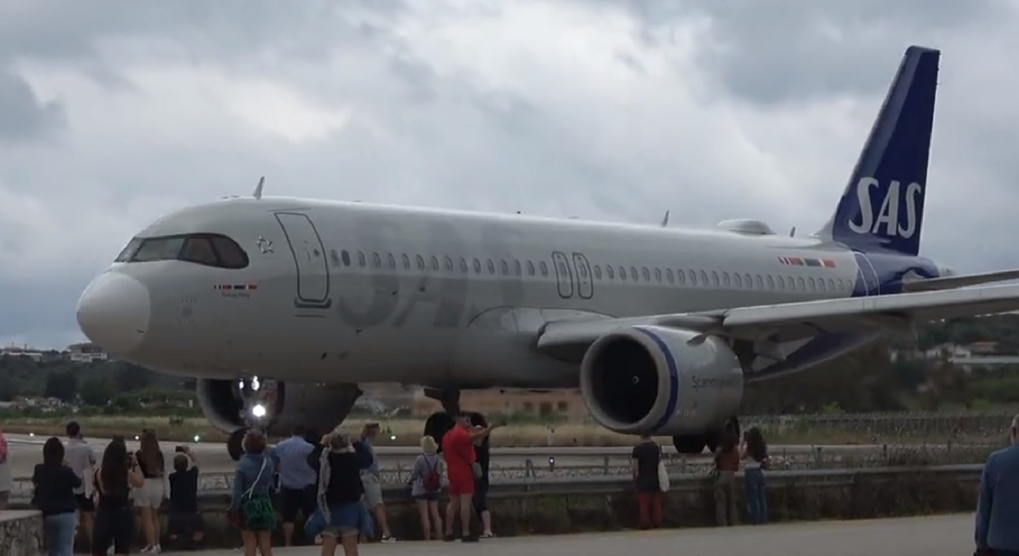 Σκιάθος: Αεροπλάνο σηκώνει στον αέρα τουρίστες που στέκονται σε απόσταση αναπνοής για να το φωτογραφίσουν
