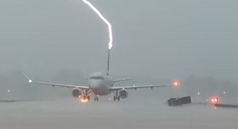 ΗΠΑ: Συγκλονιστικό βίντεο απο τη στιγμή που αστραπή χτυπάει αεροπλάνο στο Αρκάνσας κατά τη διάρκεια καταιγίδας