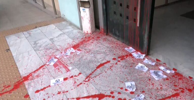 Θεσσαλονίκη: Επίθεση με μπογιές και τρικάκια στο κτήριο της Αποκεντρωμένης Διοίκησης Μακεδονίας-Θράκης