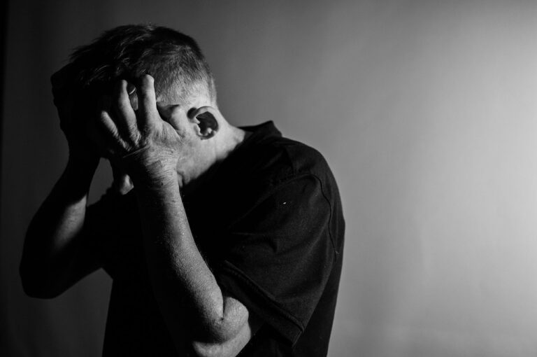 Η μοναξιά και η κοινωνική απομόνωση επηρεάζουν σοβαρά την υγεία, σύμφωνα με μεγάλη μετα-ανάλυση