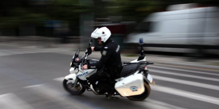 Ηράκλειο: Προκαλούσε μέρα μεσημέρι στην πλατεία Ελευθερίας με πράξεις που προσβάλλουν την γενετήσια αξιοπρέπεια