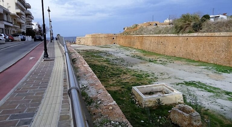 Υπό έλεγχο η φωτιά στη Δυτική Τάφρο Χανίων