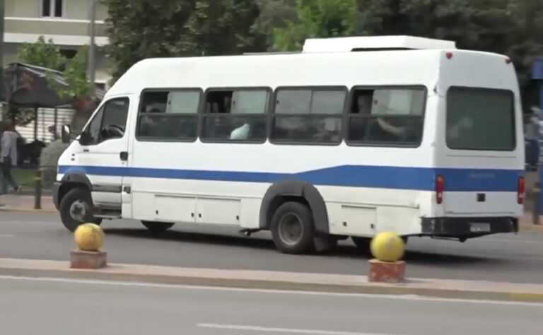 Στην Ευελπίδων οι 7 συλληφθέντες που φέρονται μέλη του κυκλώματος εκβιαστών