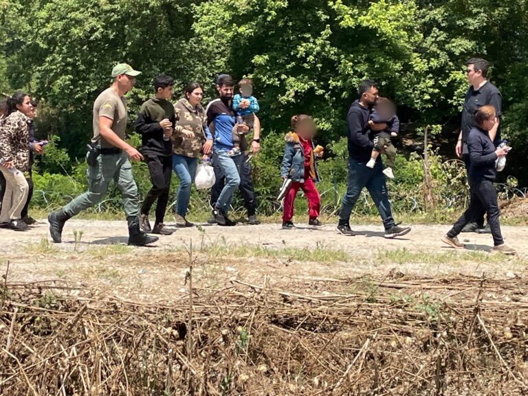 Ολοκληρώθηκε η διαδικασία απεγκλωβισμού 145 μεταναστών από νησίδα στον Έβρο (video)