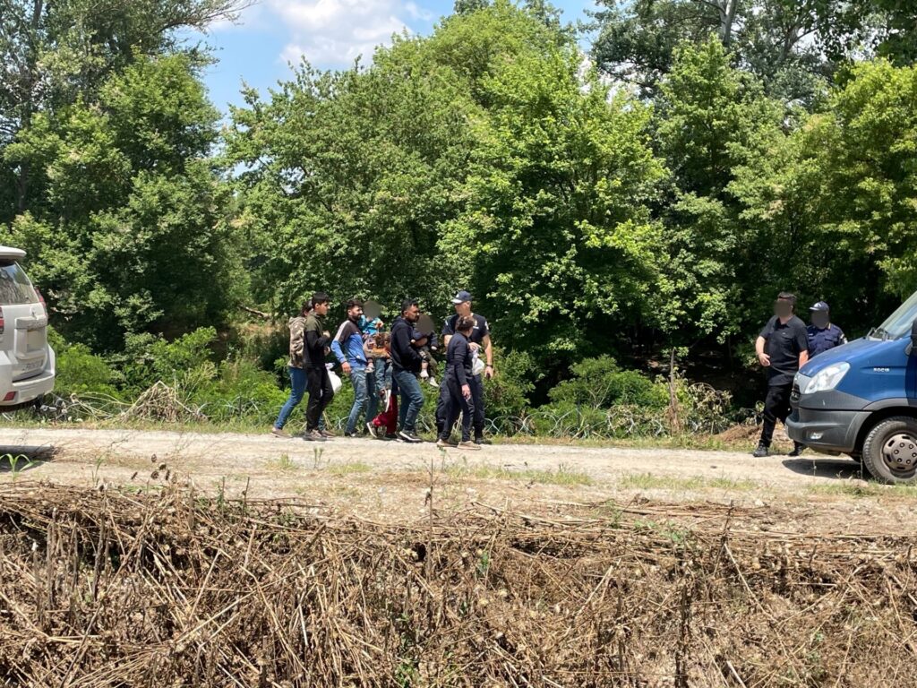 Ολοκληρώθηκε η διαδικασία απεγκλωβισμού 145 μεταναστών από νησίδα στον Έβρο (video)