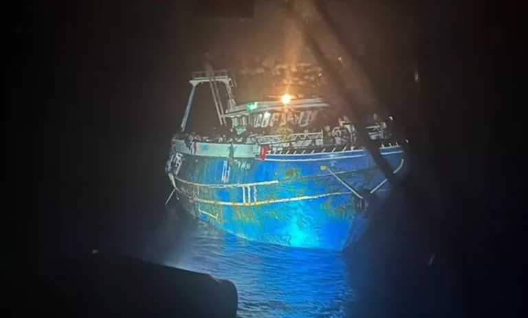 Νέα φωτογραφία από το μοιραίο σκάφος λίγο πριν βυθιστεί σε διεθνή ύδατα ανοιχτά της Πύλου – Αναμένονται συλλήψεις τις επόμενες ώρες