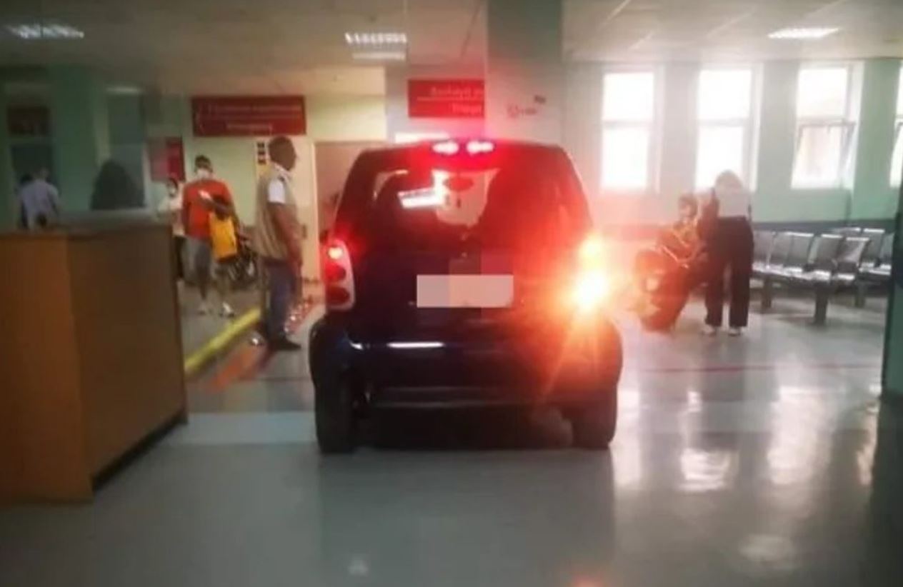 ΚΑΤ: Ασθενής μπήκε με το αυτοκίνητό του στα Επείγοντα γιατί «δεν μπορούσε να περιμένει τον τραυματιοφορέα»