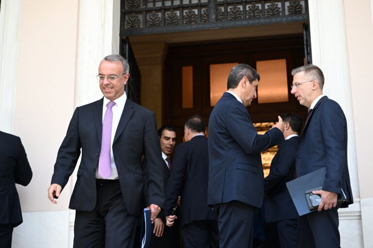 Τι περιέχουν οι μπλε φάκελοι που πήραν οι υπουργοί – Οι προτεραιότητες κάθε χαρτοφυλακίου