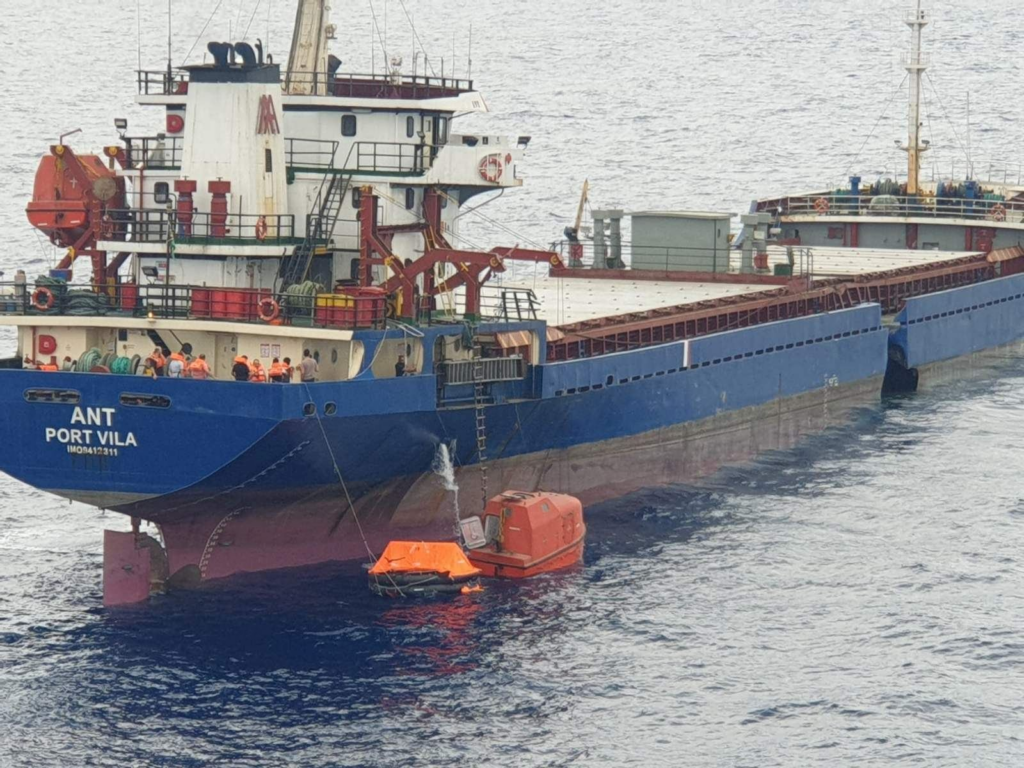 Σύγκρουση φορτηγών πλοίων ανοιχτά της Χίου: Συγκλονιστικές εικόνες από την επιχείρηση