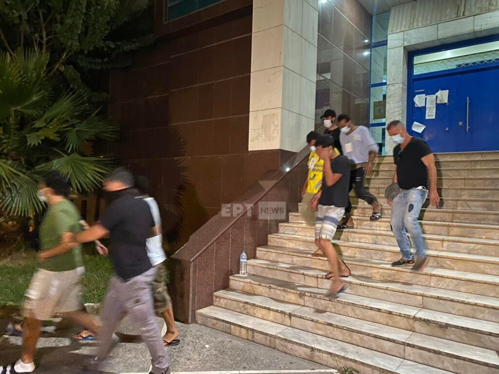 Στη Μαλακάσα οι πρώτοι από τους διασωθέντες του πολύνεκρου ναυαγίου – Με κακουργήματα βαρύνονται οι 9 συλληφθέντες