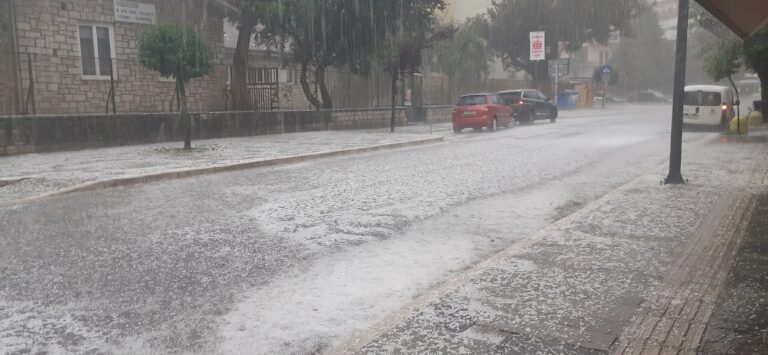 Έντονη χαλαζόπτωση στα Ιωάννινα προκάλεσε προβλήματα στην κυκλοφορία – «Χιονισμένο τοπίο» θυμίζει η πόλη (video)