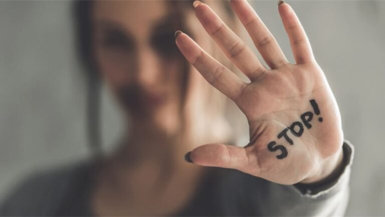 «Ανοίγουν τα στόματα» για την ενδοοικογενειακή βία – Η καταλυτική χρήση του Panic Button