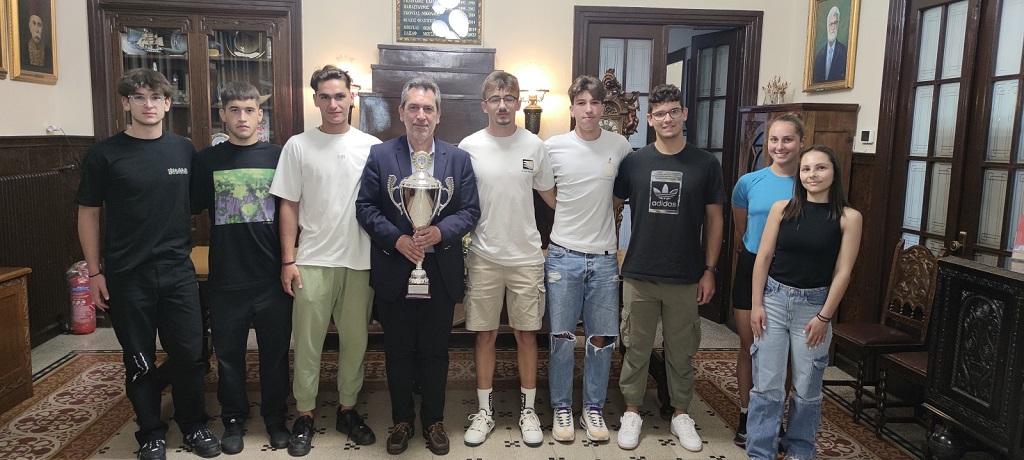 Κωπηλάτες παρέδωσαν το κύπελλο στον Δήμαρχο