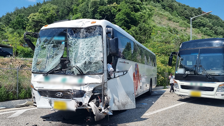 Νότια Κορέα: Περισσότεροι από 80 τραυματίες από καραμπόλα με τρεις νταλίκες, τρία σχολικά λεωφορεία και ένα ΙΧ