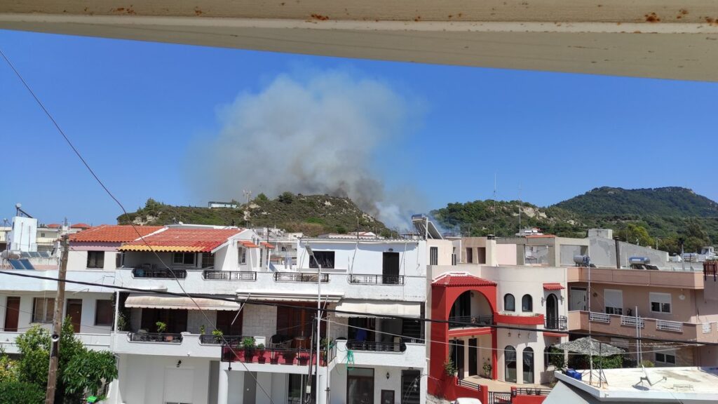 Ρόδος: Κινητοποίηση της Πυροσβεστικής για φωτιά κοντά σε κατοικημένη περιοχή