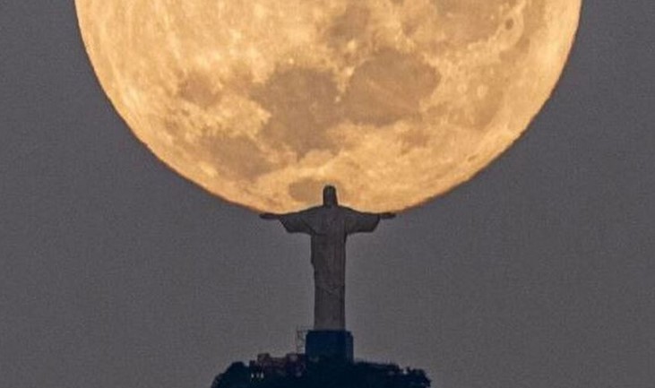 Ο Ιησούς να κρατά το ολόγιομο φεγγάρι είναι το κλικ που περίμενε φωτογράφος τρία χρόνια