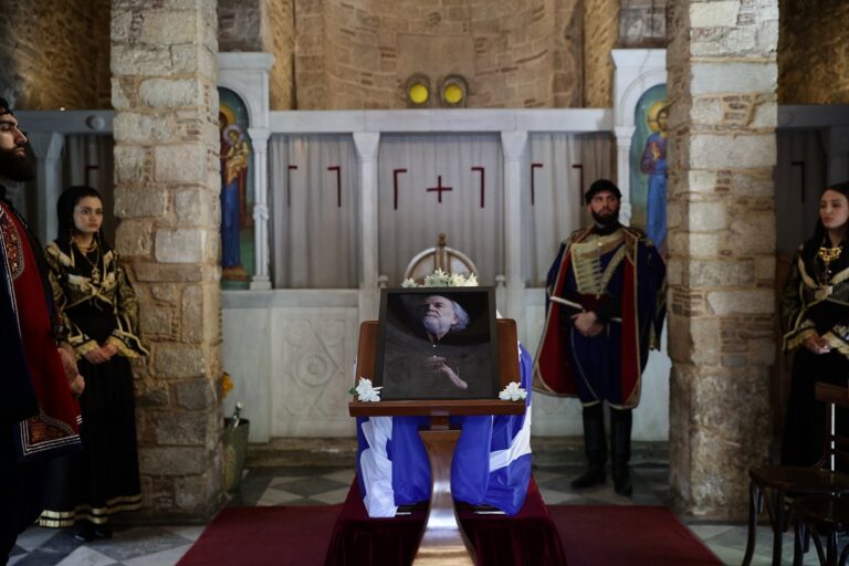 «Τελευταίο αντίο» στον Γιάννη Μαρκόπουλο – Στο κοιμητήριο Παπάγου η ταφή του