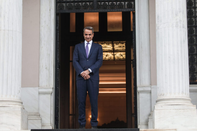 Ορκίστηκε πρωθυπουργός για δεύτερη φορά ο Κυριάκος Μητσοτάκης – Παραλαβή σκυτάλης από Ι. Σαρμά