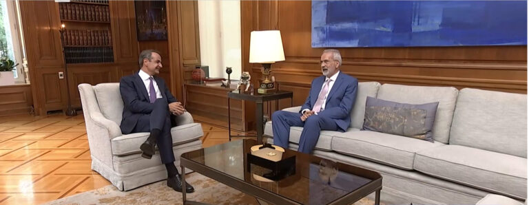 Ο διάλογος Κ. Μητσοτάκη με τον απερχόμενο πρωθυπουργό Ι. Σαρμά κατά την τελετή παράδοσης