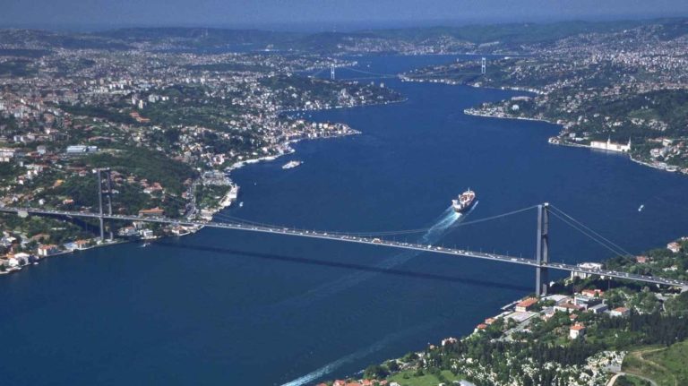 Αυξάνει τα τέλη διέλευσης για τα εμπορικά πλοία από τα Στενά η Τουρκία