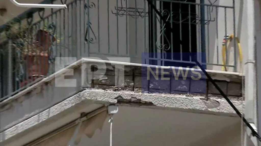 Κομμάτι μπαλκονιού έπεσε πάνω σε αυτοκίνητο στην Πάτρα προκαλώντας υλικές ζημιές (video)