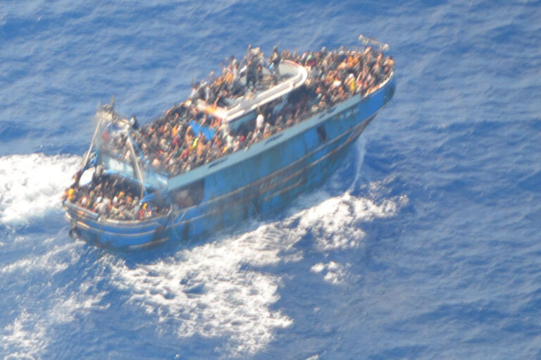 Προφυλακίστηκαν οι εννέα συλληφθέντες – Αρνούνται τις κατηγορίες για το τραγικό ναυάγιο της Πύλου (video)