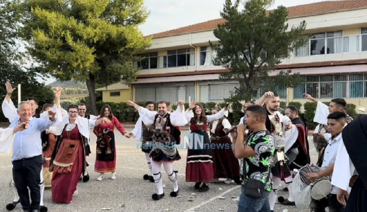 Αιτωλοακαρνανία: Πήγαν στην κάλπη με τις παραδοσιακές στολές, με νταούλια και ζουρνάδες