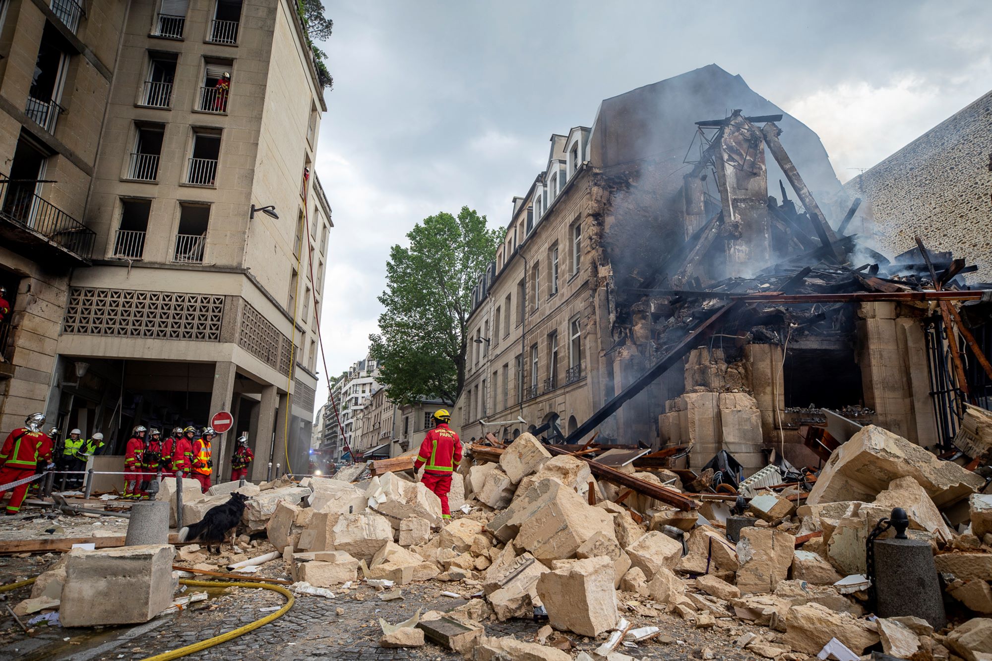 Έκρηξη στο Παρίσι: Εντοπίστηκε πτώμα στα ερείπια του κτιρίου που κατέρρευσε – Ο πρώτος καταγεγραμμένος θάνατος