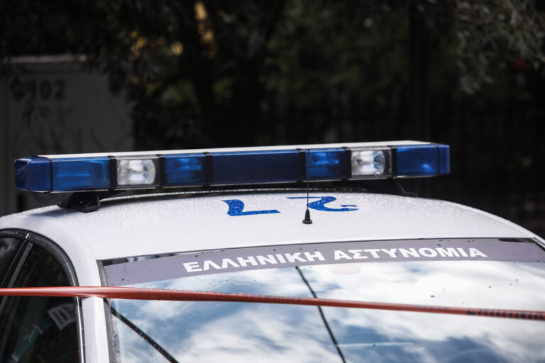 Θεσσαλονίκη: Αστυνομικοί φύλακες-άγγελοι απεγκλώβισαν αγοράκι που είχε κλειδωθεί σε αυτοκίνητο