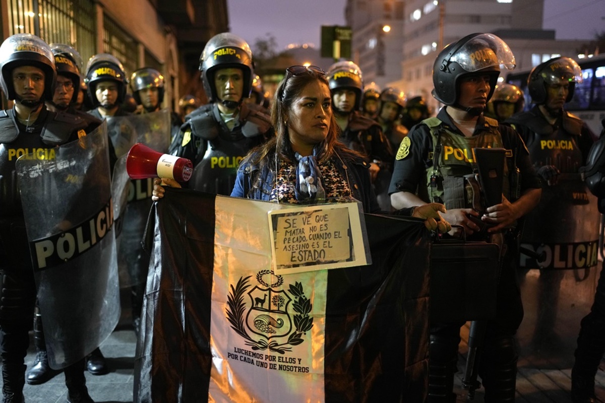 Περού: Η άρνηση της προέδρου Ντίνας Μπολουάρτε να επισπεύσει τις εκλογές βγάζει στους δρόμους τον κόσμο
