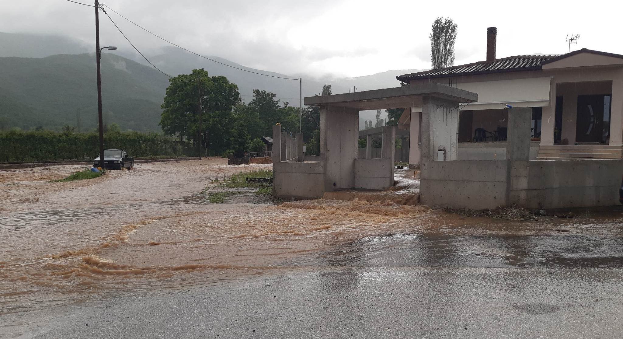 Εορδαία: Πλημμύρισαν σπίτια από τη δυνατή βροχή – Ποτάμια οι δρόμοι, τοιχίο καταπλάκωσε αυτοκίνητο