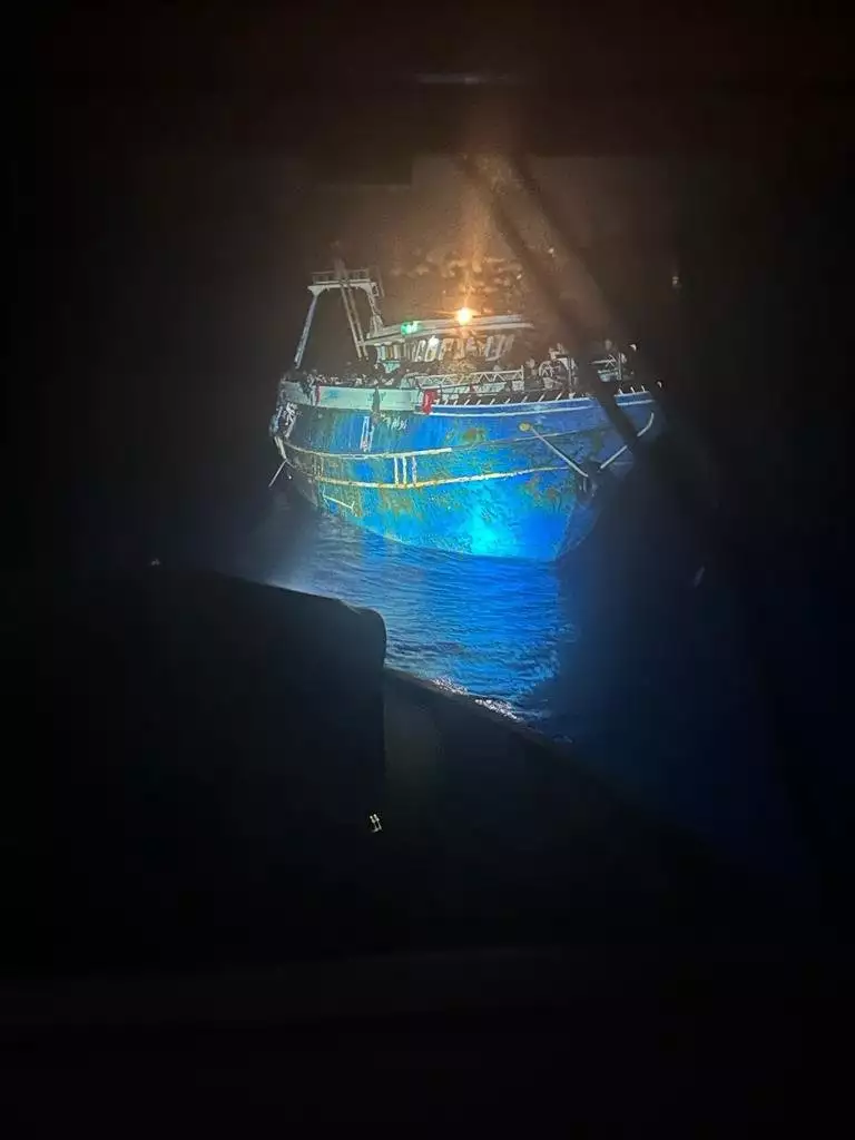 Νέα φωτογραφία από το μοιραίο σκάφος λίγο πριν βυθιστεί σε διεθνή ύδατα ανοιχτά της Πύλου – Αναμένονται συλλήψεις τις επόμενες ώρες